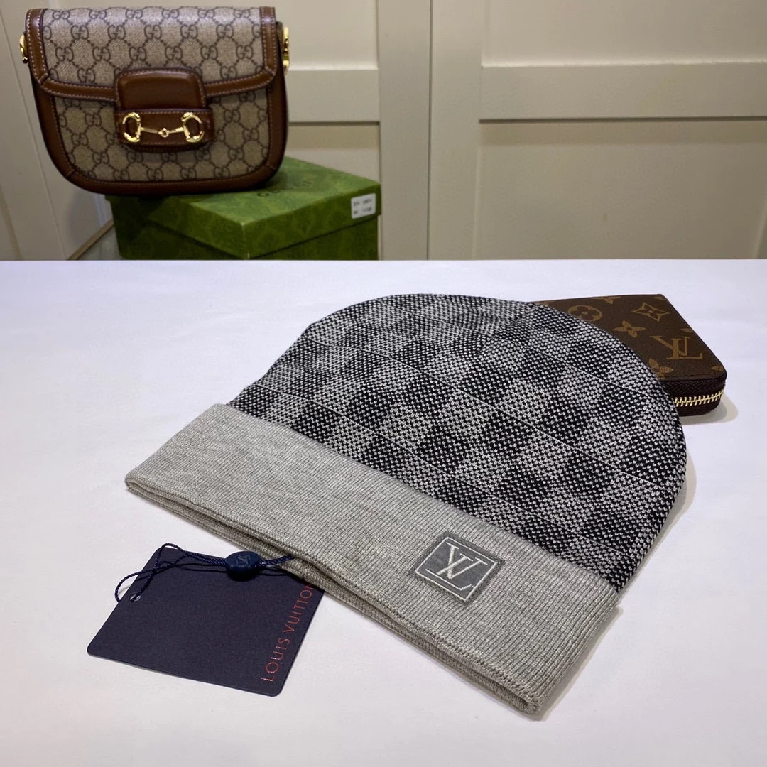 hat takes LOUIS VUITTON Snapback cap for men and women, for adults