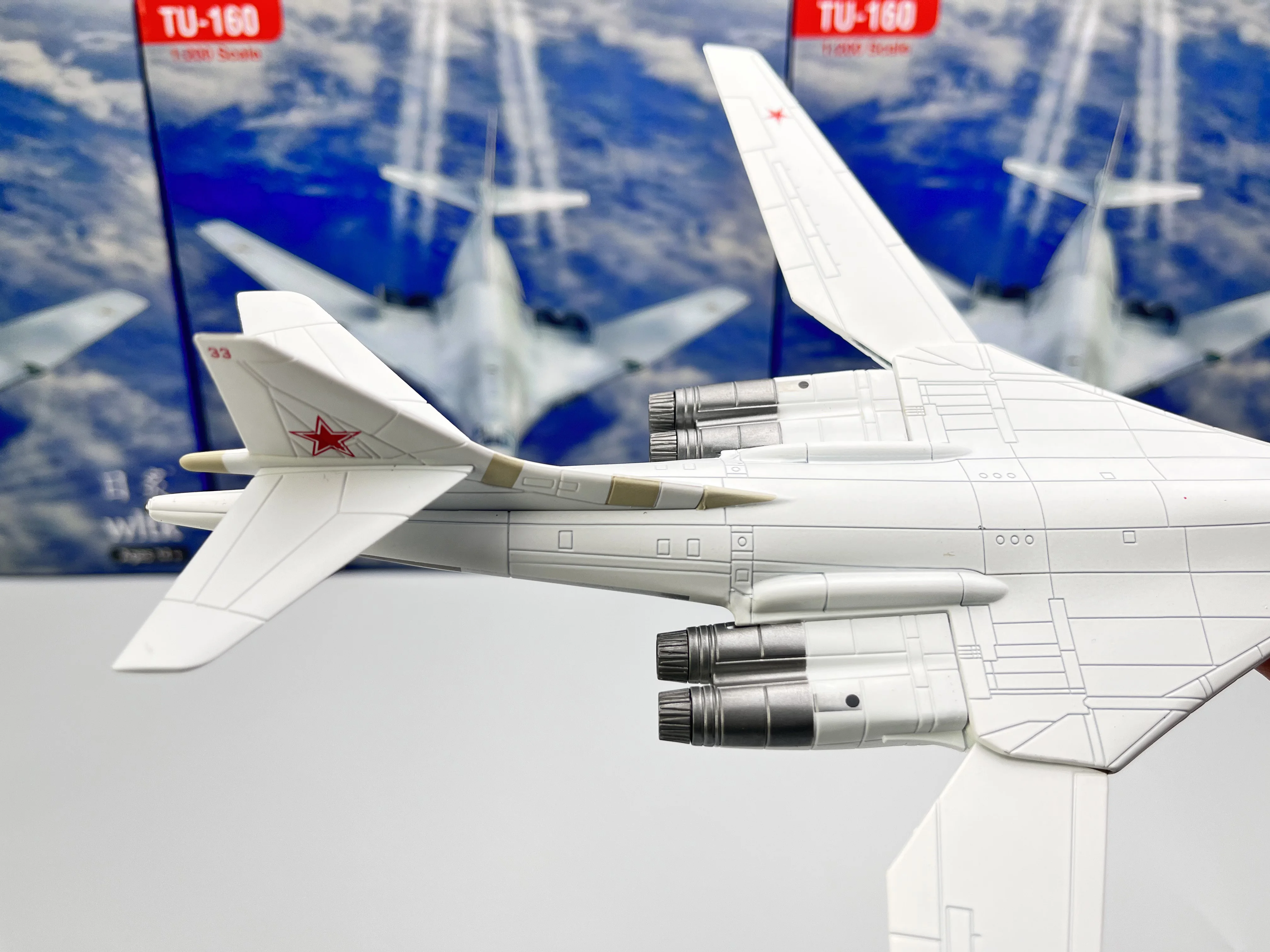 1/200 TU-160 airplane model Russia Soviet Air Force metal White Swan Strategic Bomber Supersonic Aircraft Model Static Toys