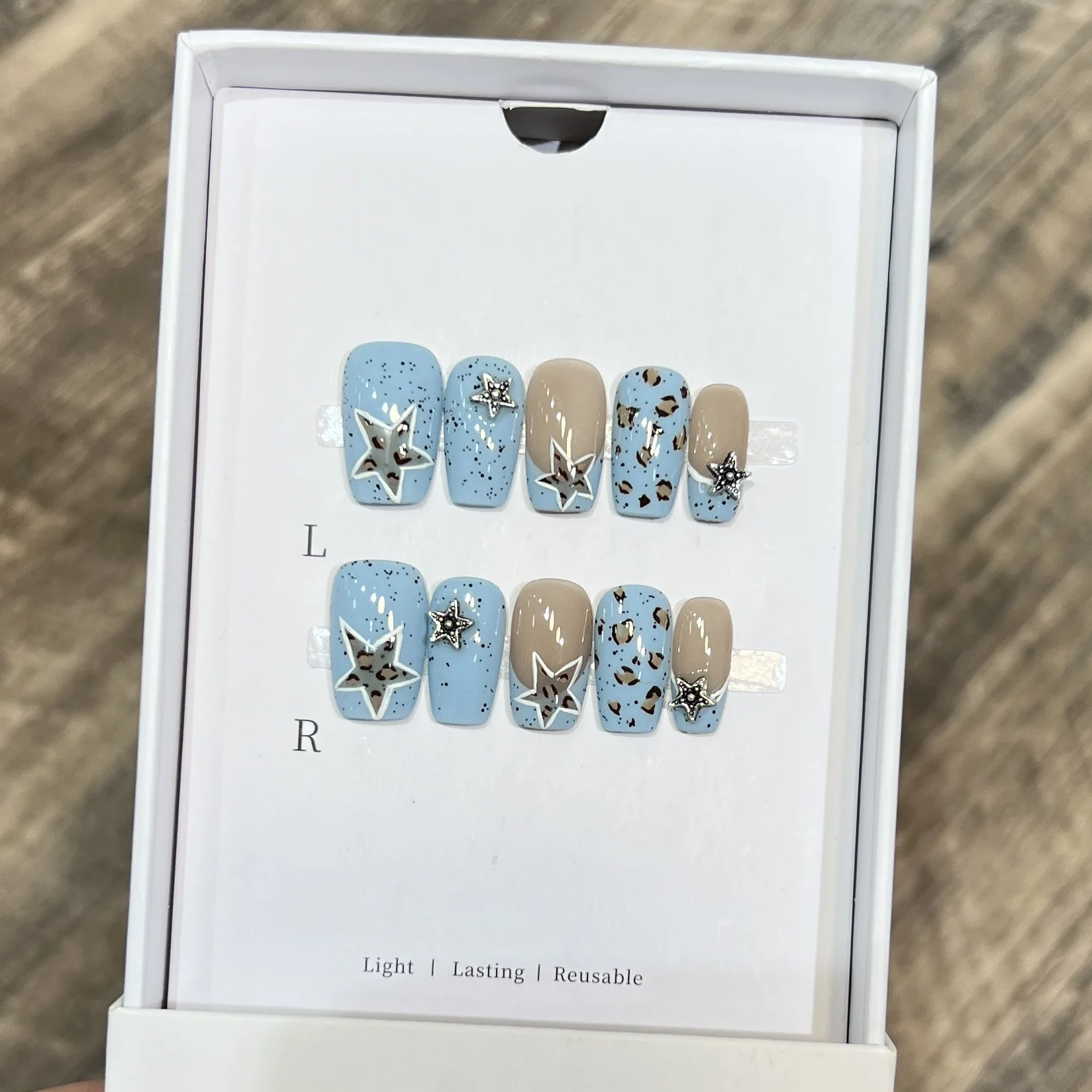 10 SZTUK Średniej Długości Paznokci do Noszenia Ręcznie Malowane Puderowy Róż Motyl Ręcznie Malowane Magiczne Lustrzane Naklejki na Paznokcie Zdejmowane Sztuczne Paznokcie