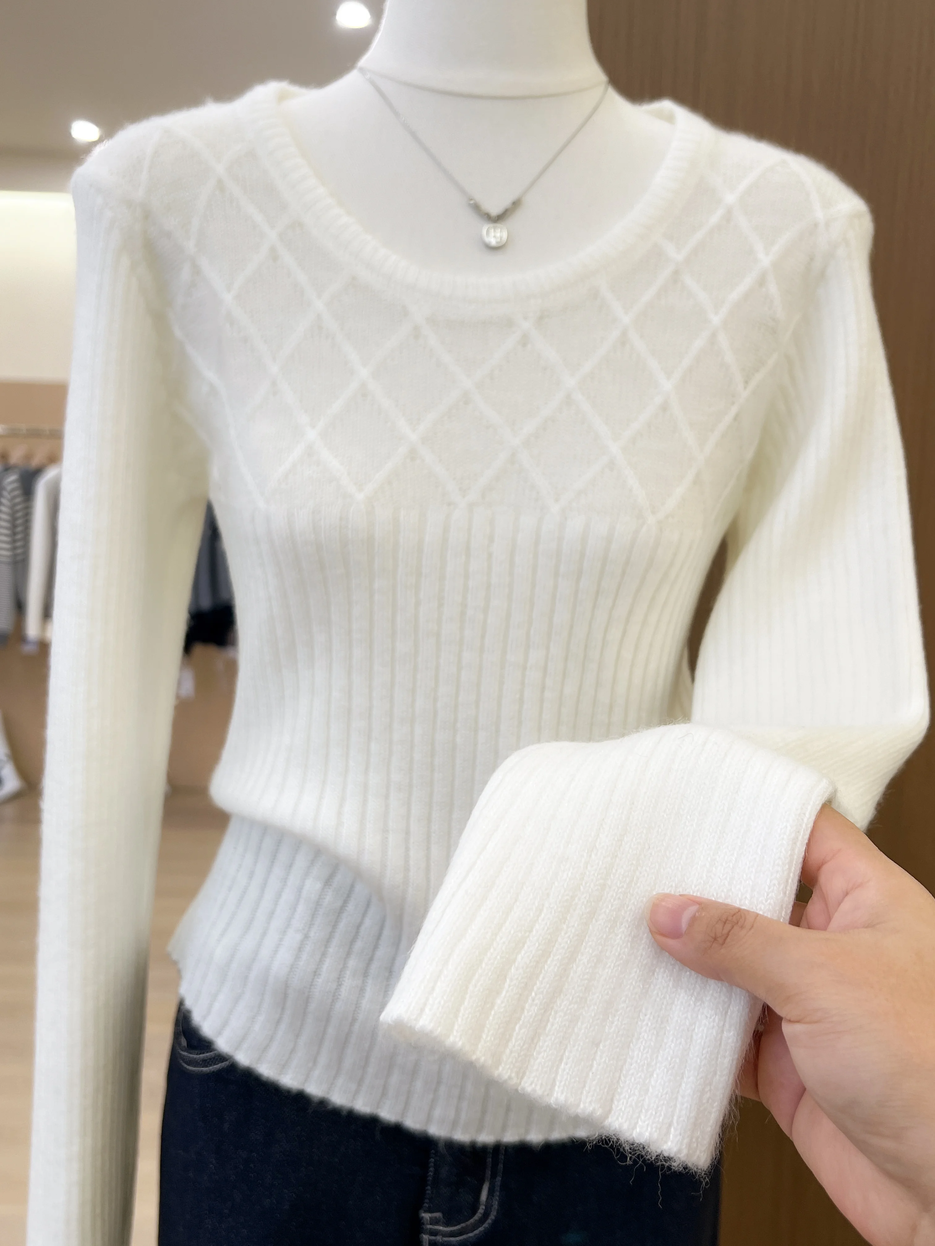 Hoge kwaliteit witte wollen gebreide basislaagtop met lange mouwen voor dameskleding