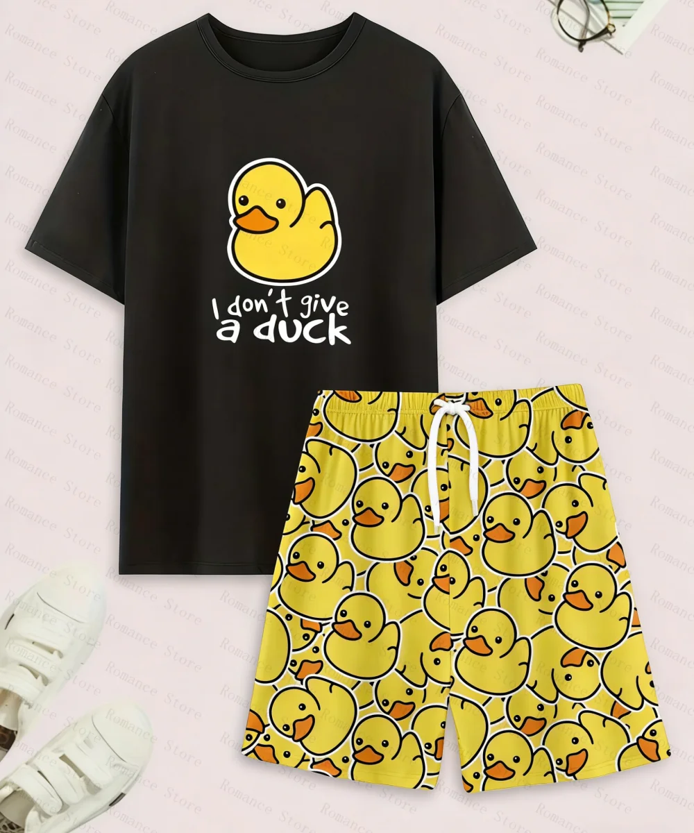 Ein Set aus lässigen Pyjamas mit Entenmuster, bestehend aus Shorts und einem T-Shirt mit Entenmuster, ideal als bequeme Sommerkleidung für zu Hause. – Detail 4