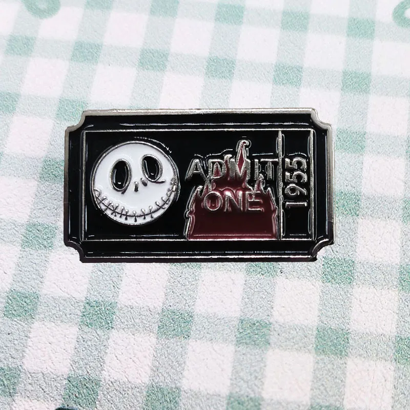 ADMIT ONE Broche Pin de anime de dibujos animados Adecuado para mochilas Insignias Regalos para fanáticos de la película Accesorios de Halloween