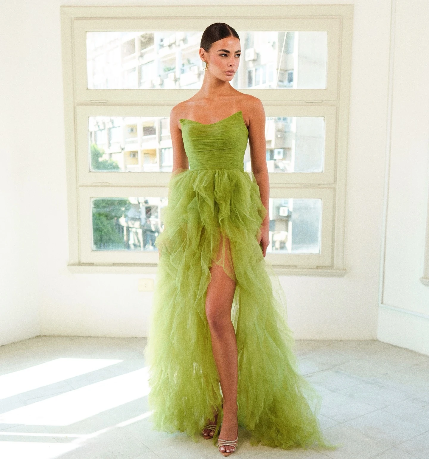 Zielona suknia bez ramiączek, asymetryczna, z tiulu, z rozcięciem z przodu, marszczonym stanikiem, suknia balowa na studniówkę, dla gościa weselnego, na formalną wieczór.