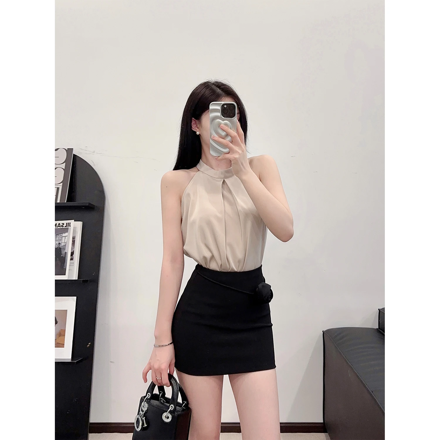 

Модный летний комплект из двух предметов: топ-жилет с открытыми плечами и пышная юбка-тортик с высокой талией