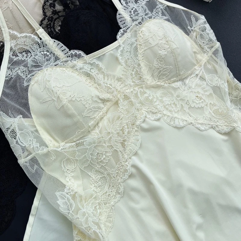 فستان دانتيل سهل الارتداء مصمم بخصر من الساتان فستان طويل مادة الحرير الجليدي أبيض لافتة للنظر على شكل حرف v أنيق فرنسي رغبة نقية