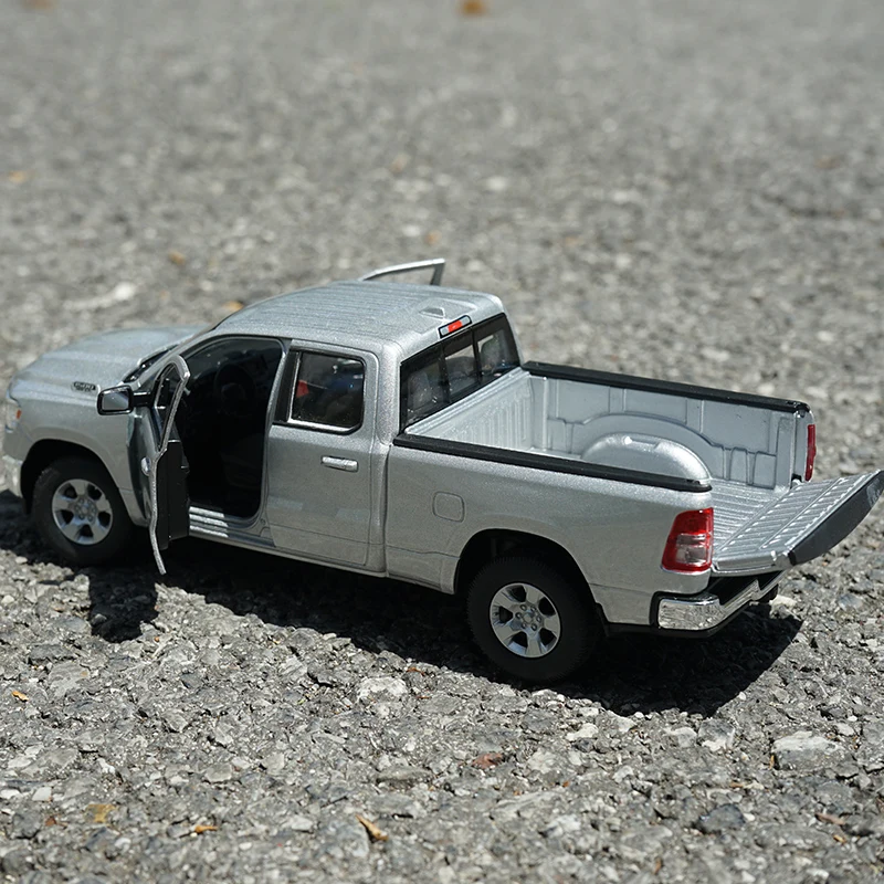 Welly 1/24 Dodge RAM 1500 Alloy Pickup Car Model Diecast Metal Off-road Vehicles Car Truck Model Simulation Collection Kids Gift