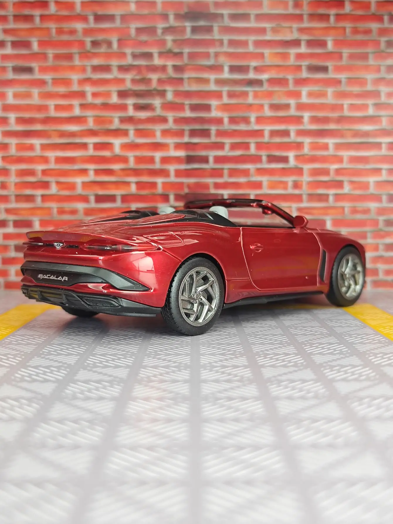 

Модель автомобиля Bentley Mulliner Bacalar из сплава, масштаб 1:32, двери с обеих сторон открываются, богатая детализация, высокое качество изготовления.