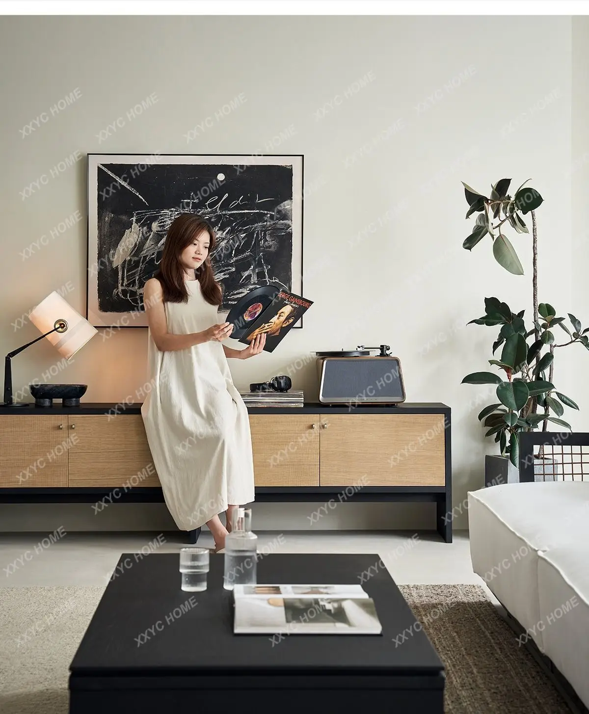 

Шкаф для хранения в гостиной в стиле ваби-саби, цвет черный, из массива дерева.