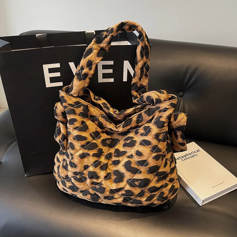 

Тканевая сумка с леопардовым принтом, плиссированная дизайнерская космическая хлопковая сумка на плечо, простая стеганая сумка-тоут большой вместимости для женщин