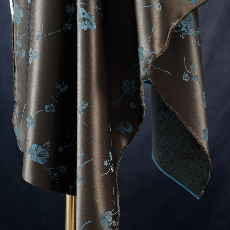 فستان بني صديق للبشرة غير مرن، صورة ظلية صغيرة عالية اللمعان من قماش الجاكار الساتان شيونغسام، تنورة طويلة من قماش هانفو