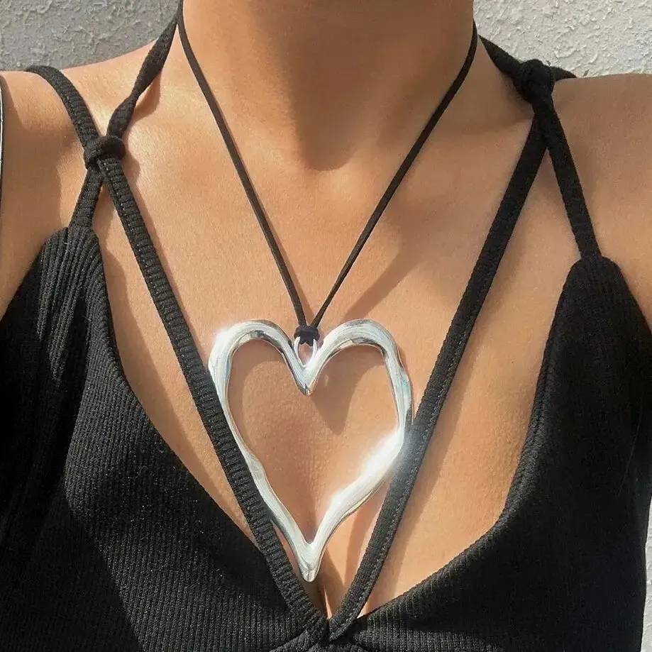 Exaggerated Big Hollow Love Heart Pendant Choker Necklace for Women Goth Bowknot Adjustable Chain Y2K Jewelry Wed Accessories