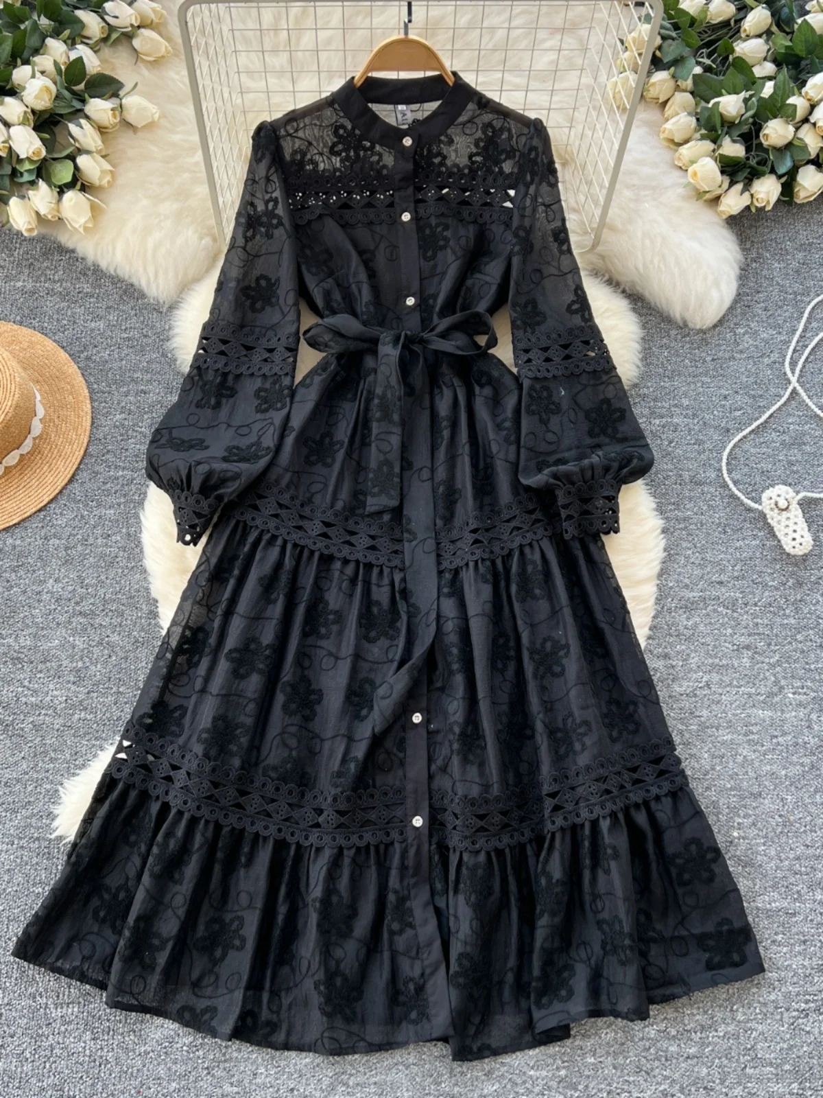 エレガントな宮廷風レディースロングドレス、透かし刺繍ベルト付き、秋冬新作、おしゃれなシングルボタンAラインドレス