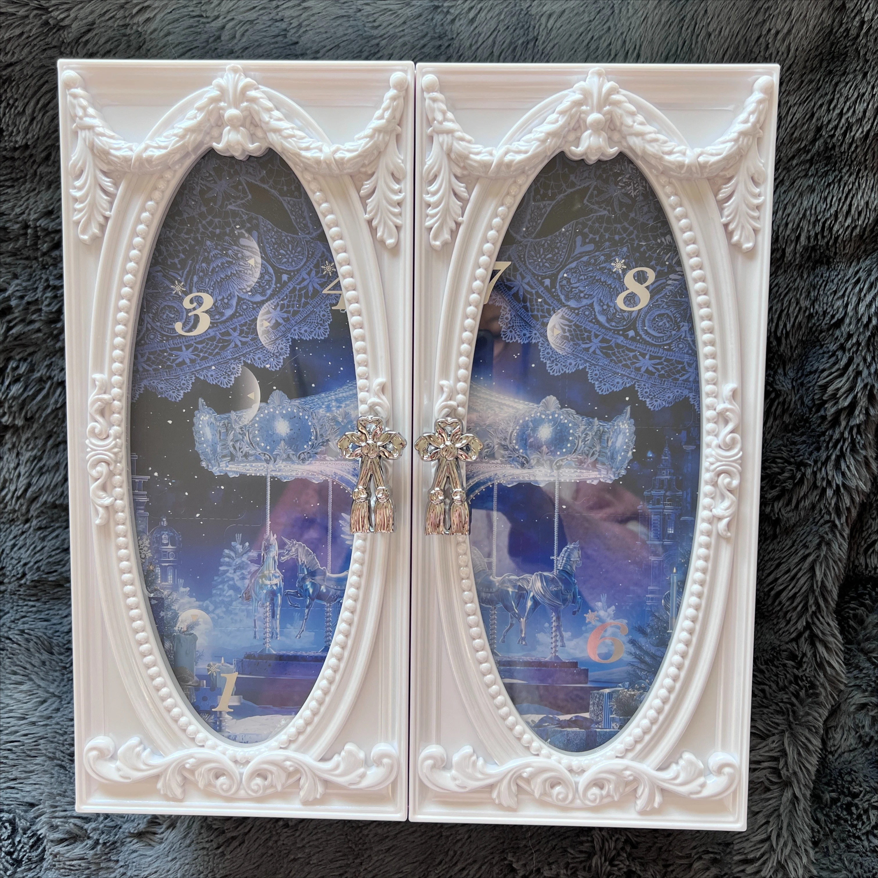 

FLOWER KNOWS 2025 Рождественская лимитированная серия: Коробка «Снежный домик» (косметика и кейс для макияжа не входят в комплект)