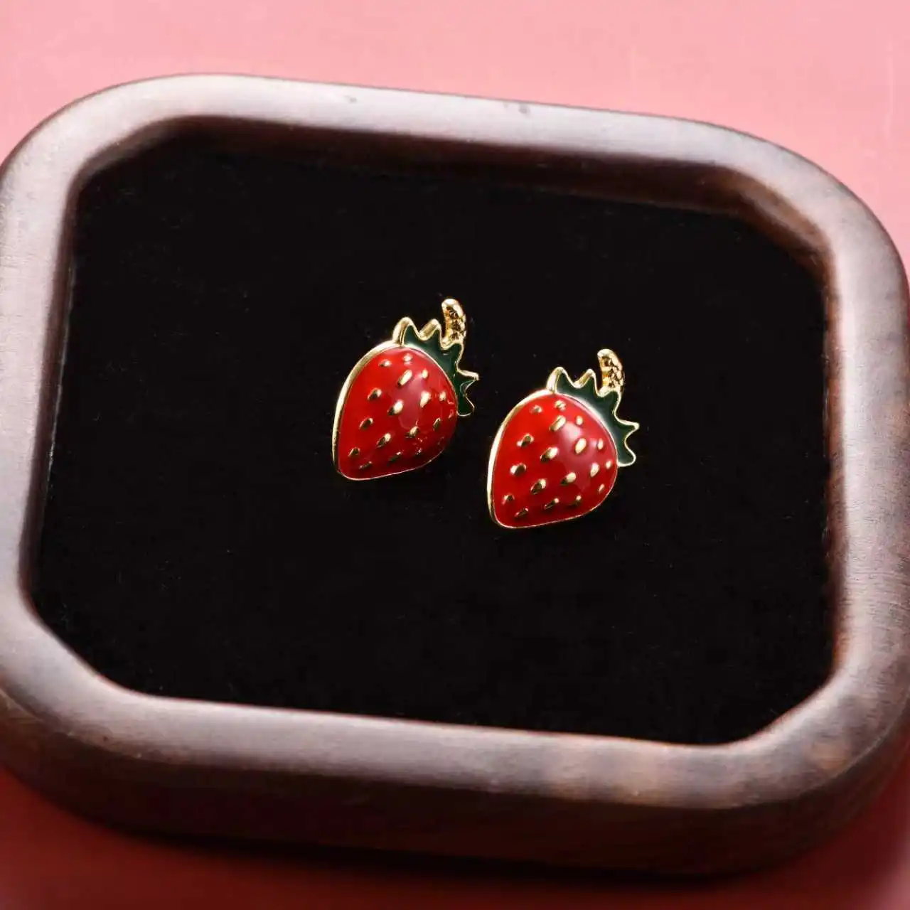 Niedliche bunte Emaille-Erdbeer-Ohrstecker für Damen, modische vergoldete Frucht-Ohrringe, Schmuckgeschenk – Detail 4