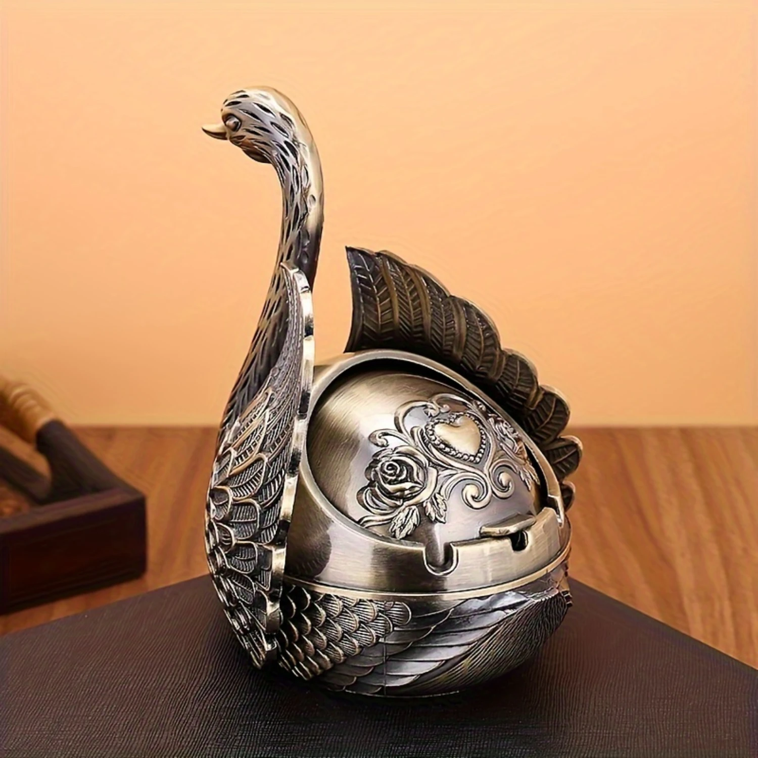 

Elegant Round Swan-Shaped Zinc Alloy Ashtray with Lid - Smokeless, Decorative, and Durable for or Office Use - Perfect Gift for