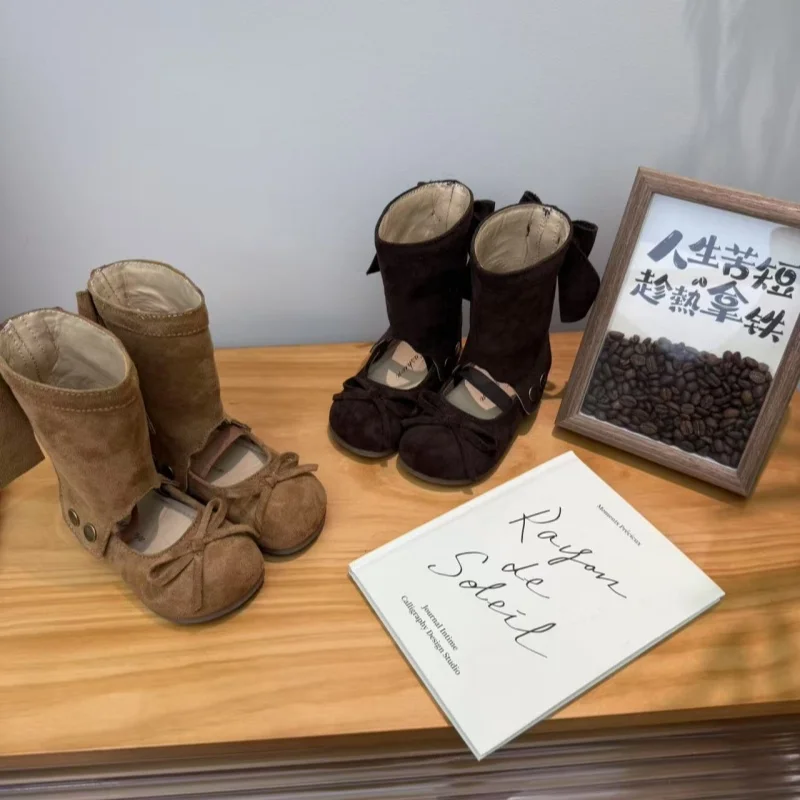 

Модные короткие сапоги для девочек весной и осенью. Новые туфли на плоской подошве со съемными складками. 2025 г. Модная обувь для девочек на мягкой подошве.