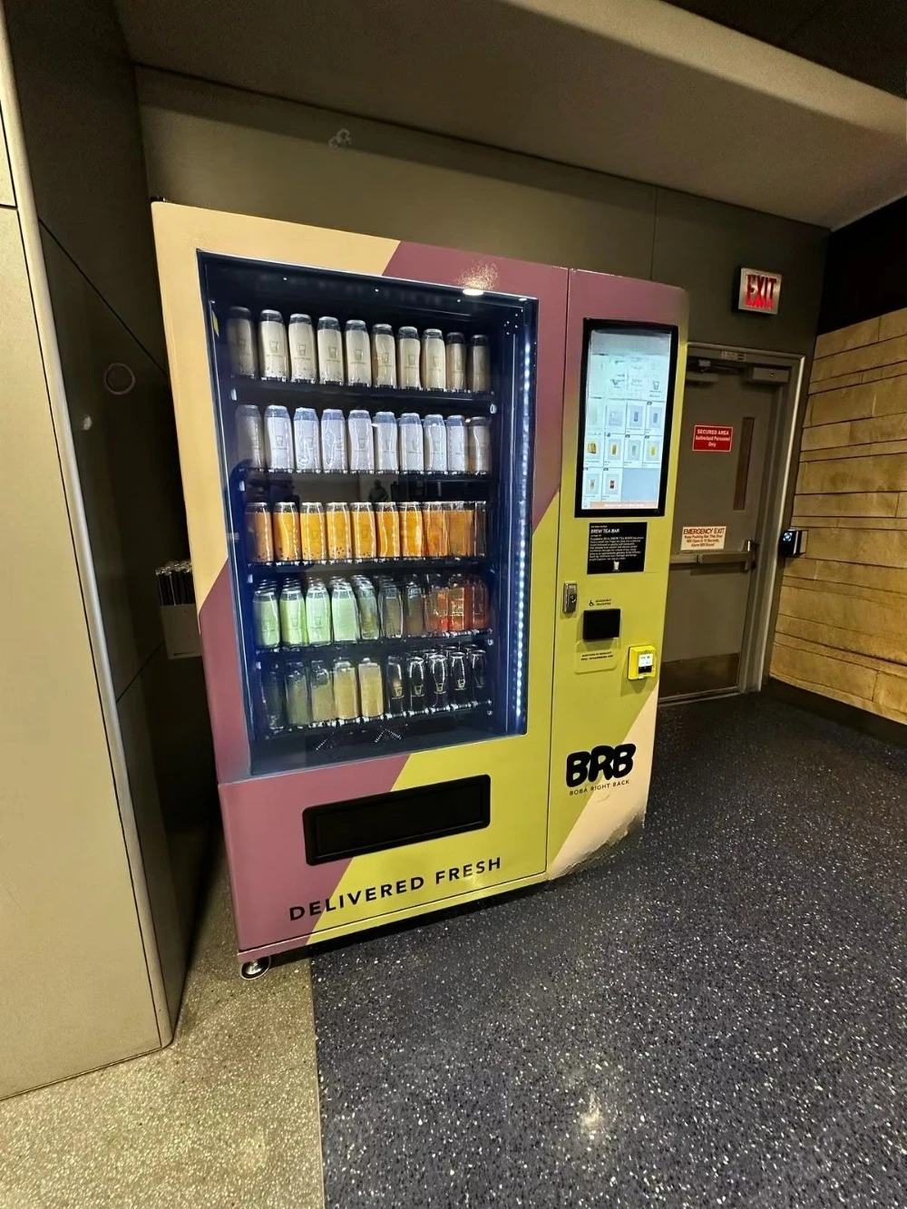 New for 2025 24 Hours  Cooling System Bubble Tea Vending Machine Elevator Vending Machine