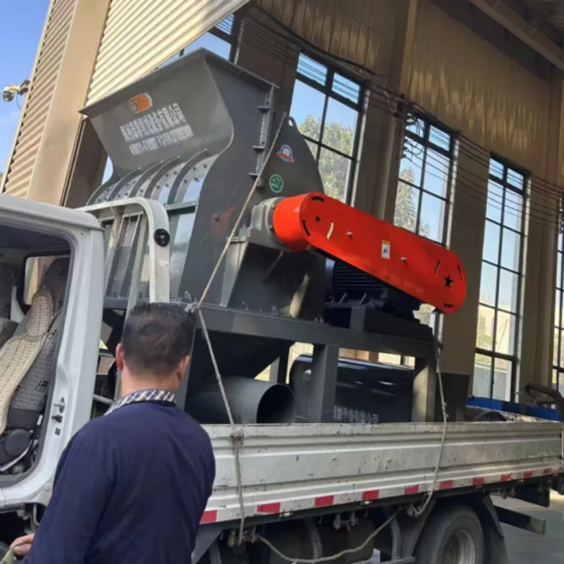 Kleiner, mittlerer und großer Futterzuchtautomat mit Hammer