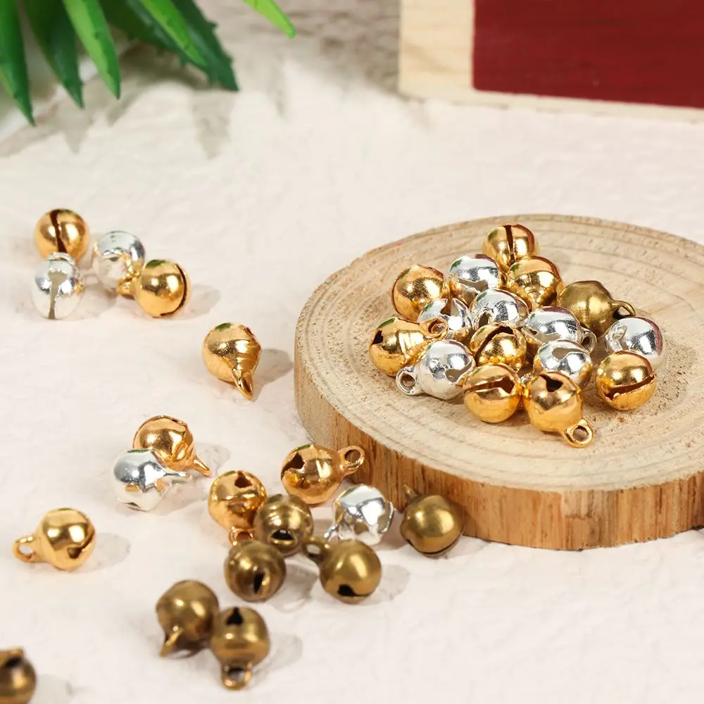 

50 шт. новогодние и рождественские колокольчики, многоцветные золотые и серебряные маленькие колокольчики, украшение, аксессуары для кукол, игрушки, сменные принадлежности