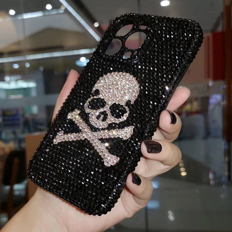 Suitable for iPhone phones. Flashing Czech crystal skull protective case, fully covers and protects against drops.