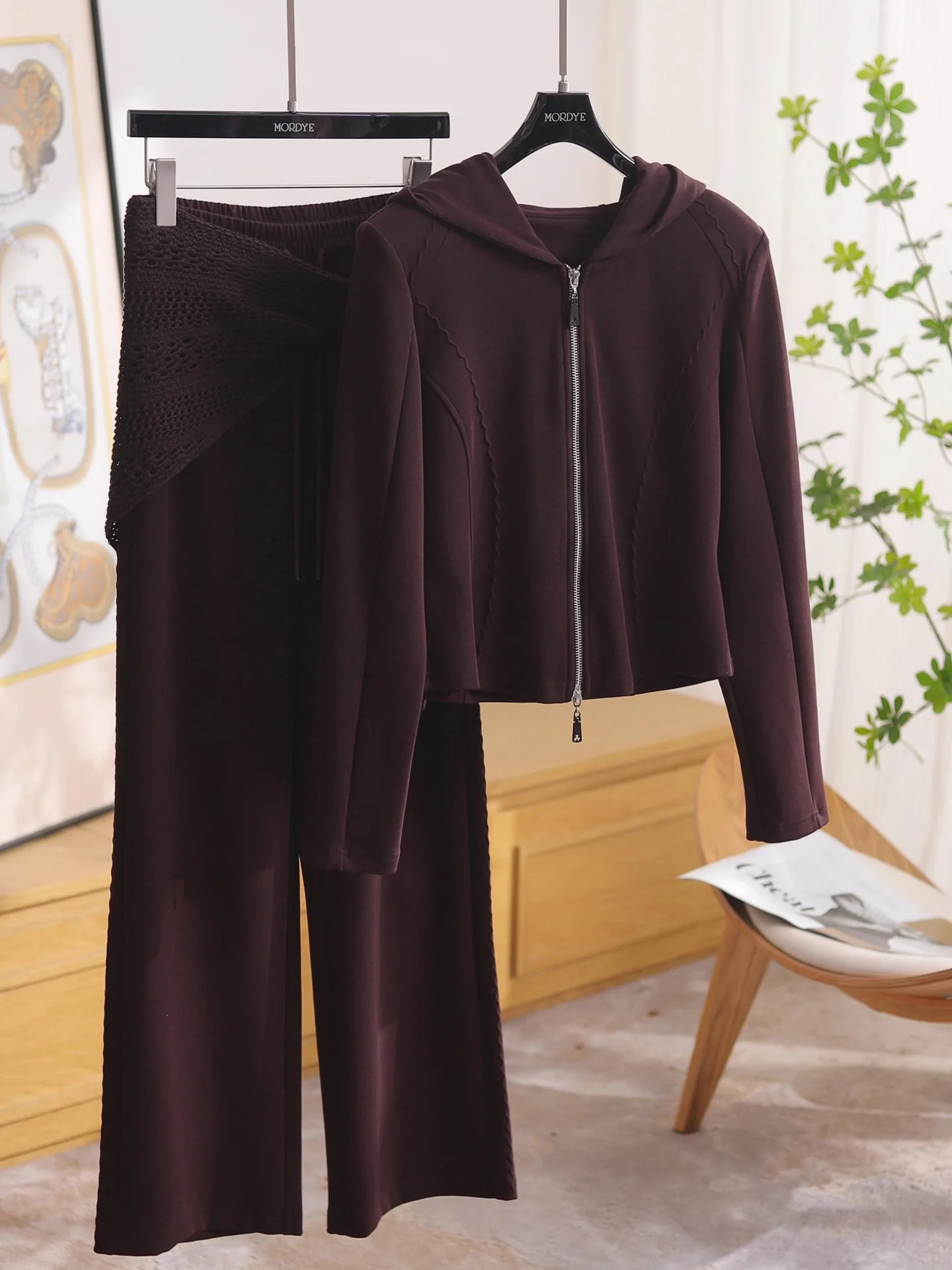 

Корейский комплект: толстовка на молнии с капюшоном и длинными рукавами, облегающие брюки с микро-клешем, антивозрастной эффект, премиум-качество