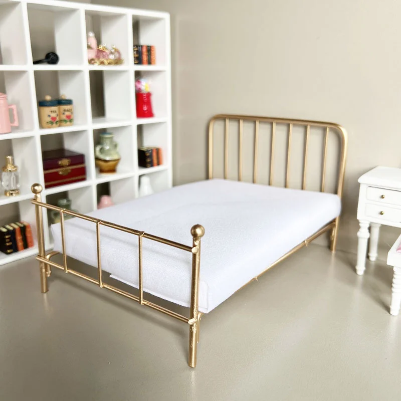 1 Uds. 1:12 casa de muñecas Metal/madera casa de muñecas cama Mini muebles para muñecas marco de hierro cama Mini modelo dormitorio escena accesorios para casa de muñecas