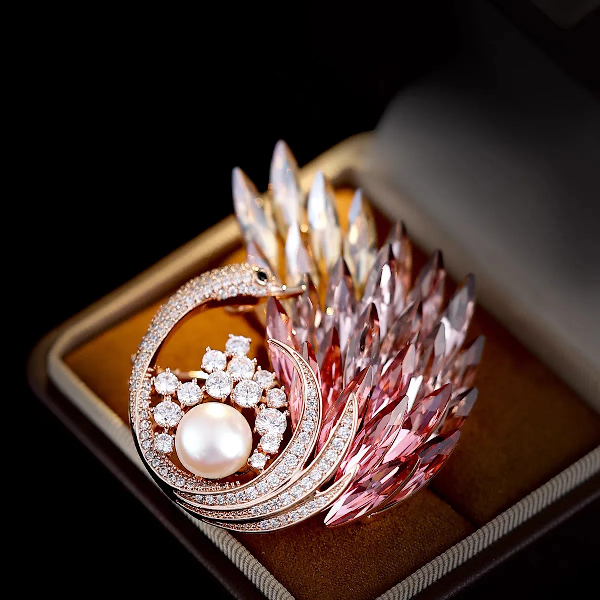 

Sparkling Rhinestone Peacock Spreading Tail Pearl Animal Elegant Brooch Pins For Suit Dress Coat Jewelry Accessories Gifts