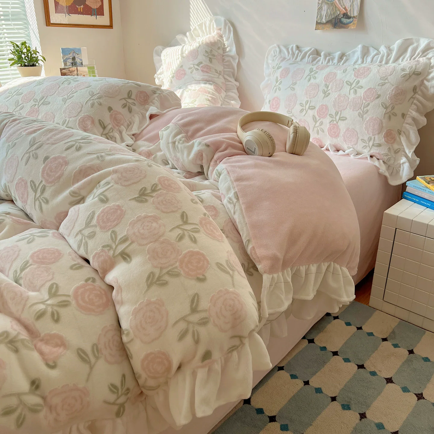 

Latest Carving Flower Silk Velvet Winter 4pcs Bedding Sets 3D Warm Quilt Cover Bedspread Pillowcases for Princess Girls Bedroom