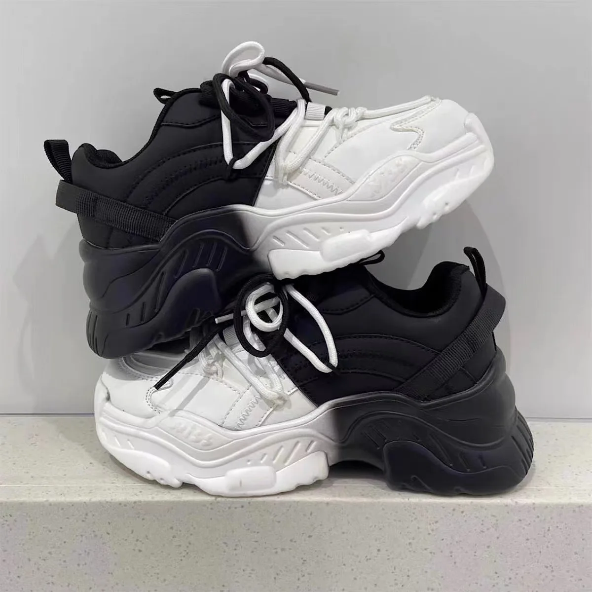 

Men Sports Running Shoes Women's Outdoor Walking Soft Casual Sneakers Fashion Designer Leather Sneaker Waterproof Men's Tennis