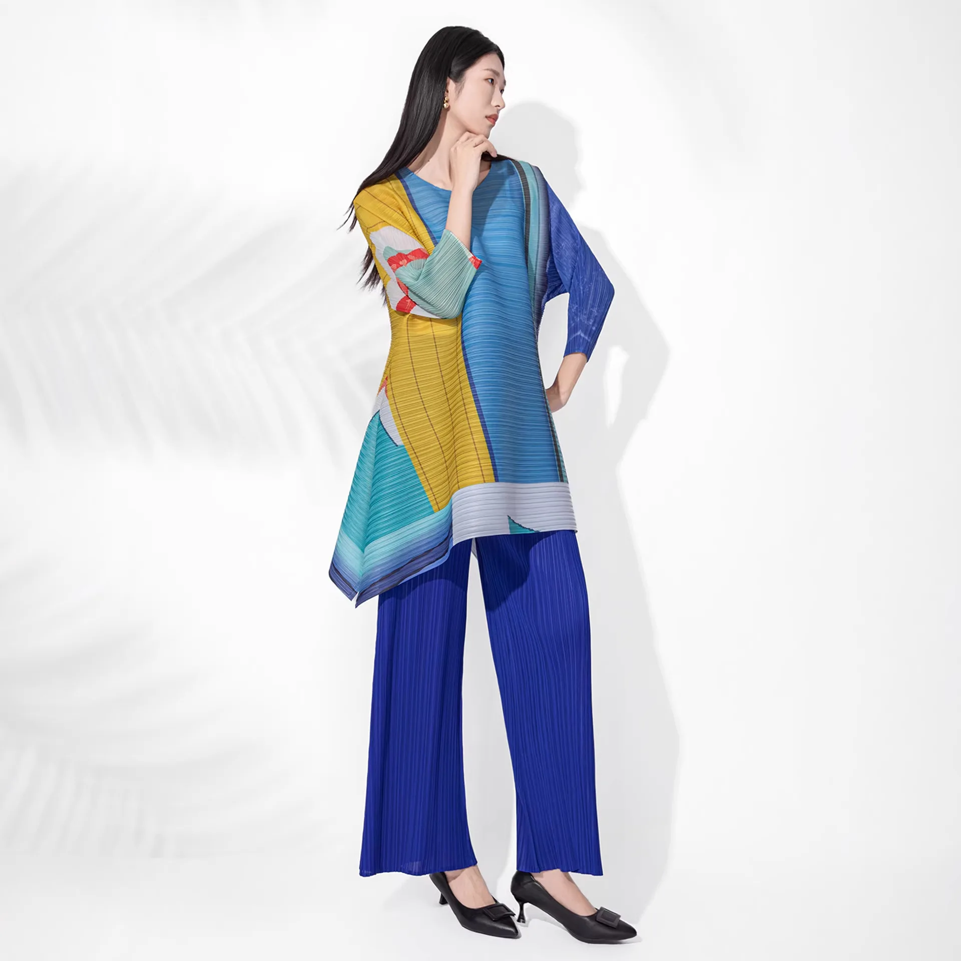 

Костюм с плиссированными брюками Miyake для женщин, новинка 2026 года: модный пуловер с геометрическим принтом и широкие брюки, комплект из двух предметов