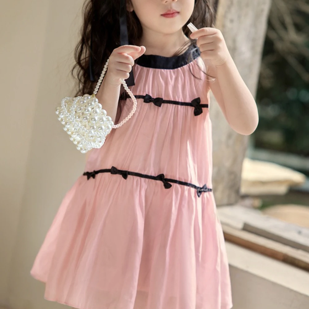 فستان Bear Leader صيفي جديد وردي جميل ولطيف لحفلات أعياد الميلاد مع زخرفة فيونكة بدون أكمام للفتيات فساتين كاجوال