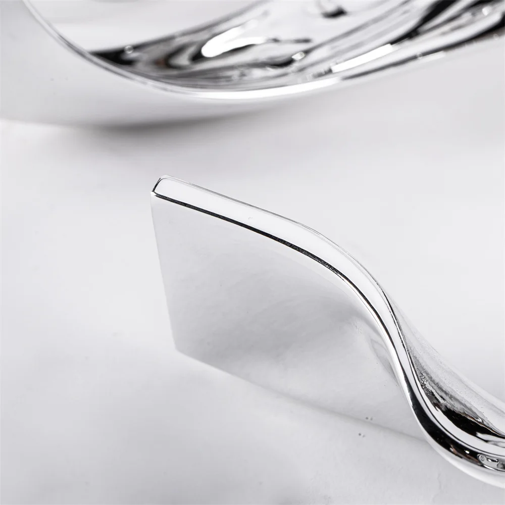 Ornamen perak berlapis putar putar