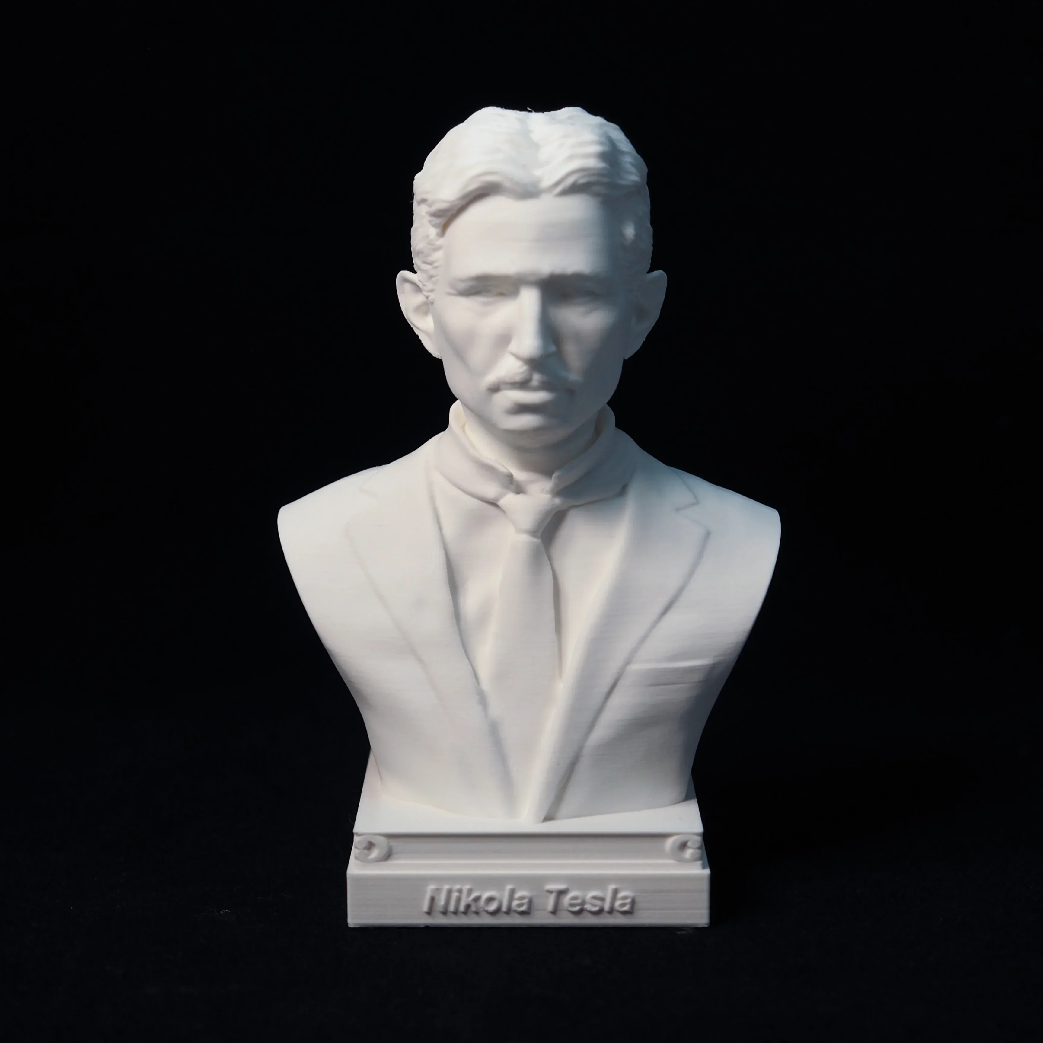 Statue en PLA 3D imprimée Tesla Une création précise pour les amateurs de design technologique