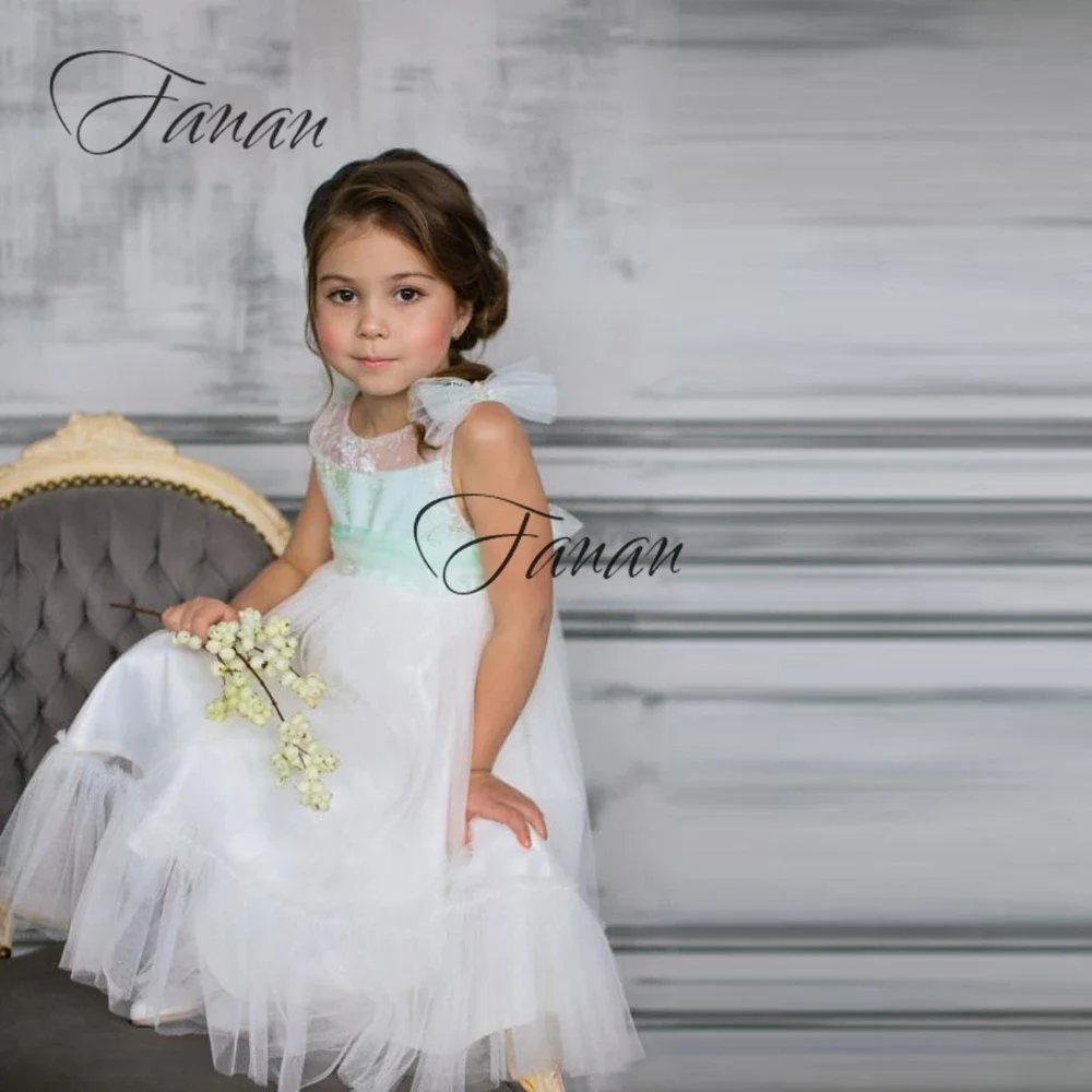 

Customized Simple Scoop Neck Flower Girl Dresses Tea-Length Appliques Tulle Kid Wedding Dress Short A-Line Backless Communion