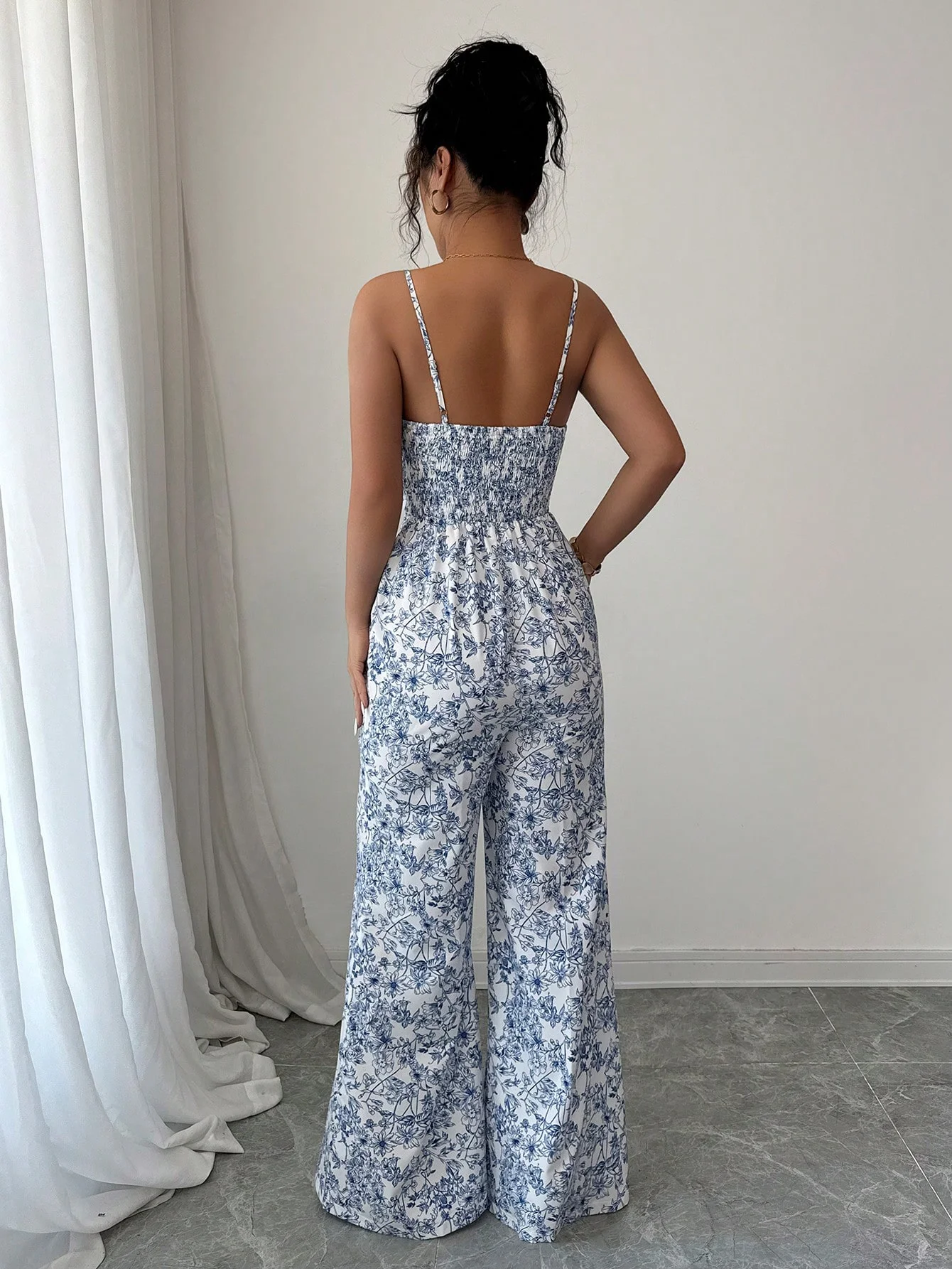 ชุดจั๊มสูทขาบานพิมพ์ลายดอกไม้แบบผูกคอสำหรับผู้หญิงในช่วงวันหยุดฤดูร้อน