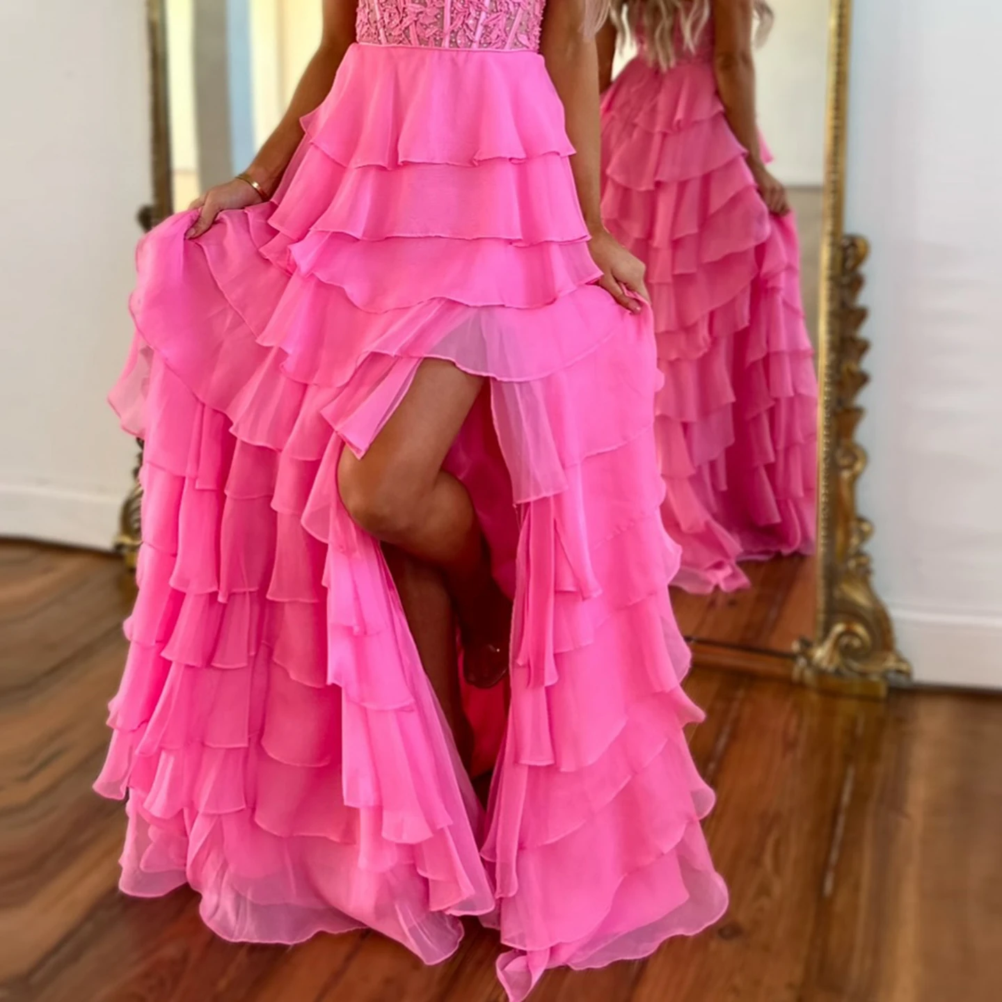 シャロンは、ストラップレスの透明なウエディングドレス、ティアードフリル、魅力的なコルセット、ピンクの卒業パーティードレス、カスタマイズ、sh357