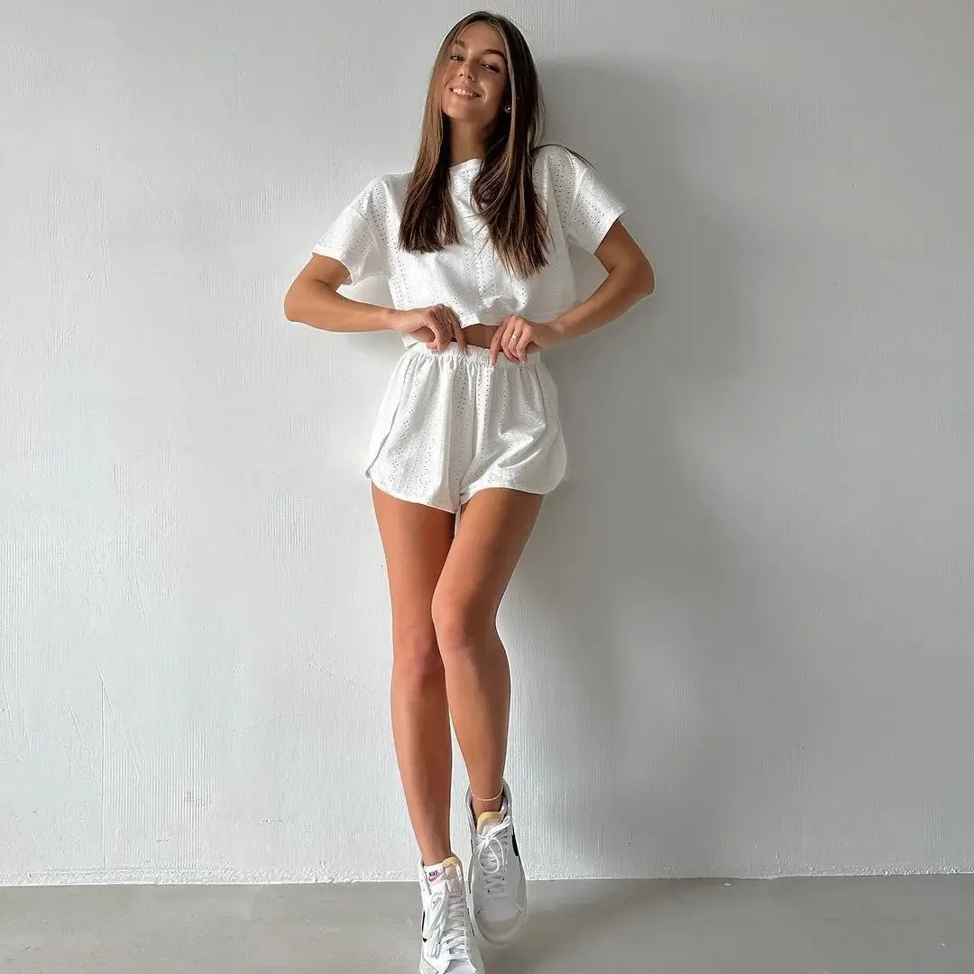 

Летний домашний комплект HiLoc: повседневные перфорированные белые шорты и укороченный топ с коротким рукавом, эластичные шорты на резинке, 2 предмета