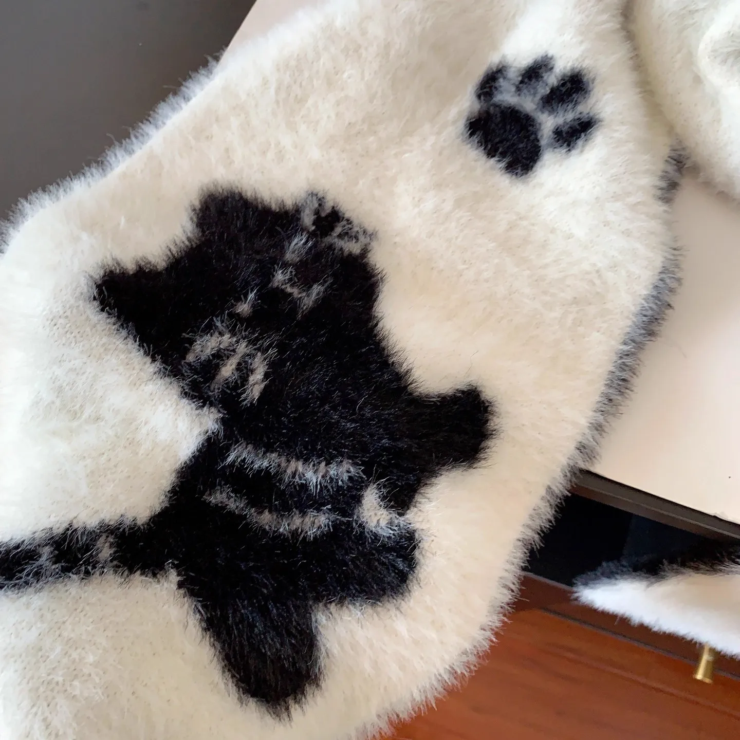 Echarpe-chaude-double-face-en-fausse-fourrure-de-vison-avec-empreintes-de-pattes-noire-et-blanche-style-coreen-polyvalente-cache-cou-d'hiver-pour-femme