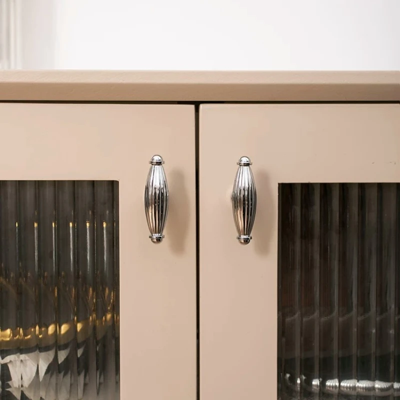 

Ручка-кнопка для мебели в стиле мид-сенчури, латунная, золотисто-серебристая, французский ретро-стиль, для дверей шкафов, с одним отверстием, оливковидная, маленькая