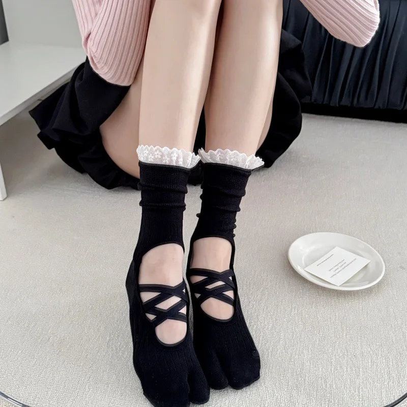Calcetines de yoga con borde de encaje y diseño de dedos separados, para mujer, con silicona antideslizante, transpirables, ideales para ballet, pilates y actividades físicas. Calcetines de algodón de moda para niñas, perfectos como regalo.