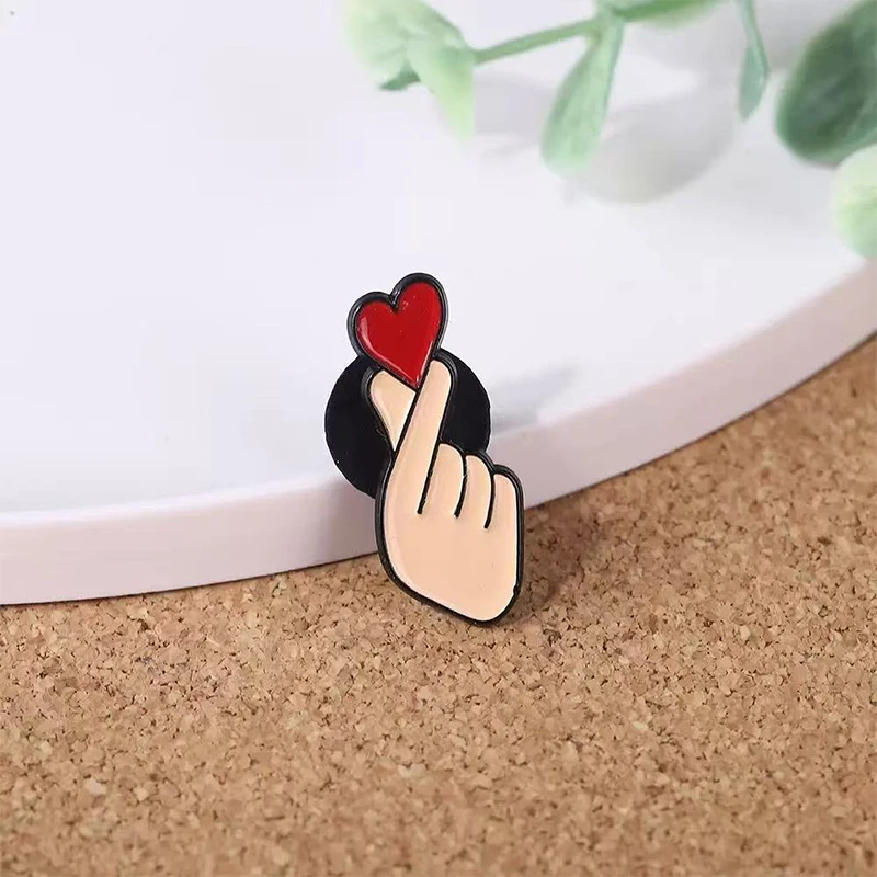 بروش معدني عصري على شكل زهرة هندسية على شكل قلب من الرسوم المتحركة والفيلم والتلفزيون على شكل زهرة هندسية