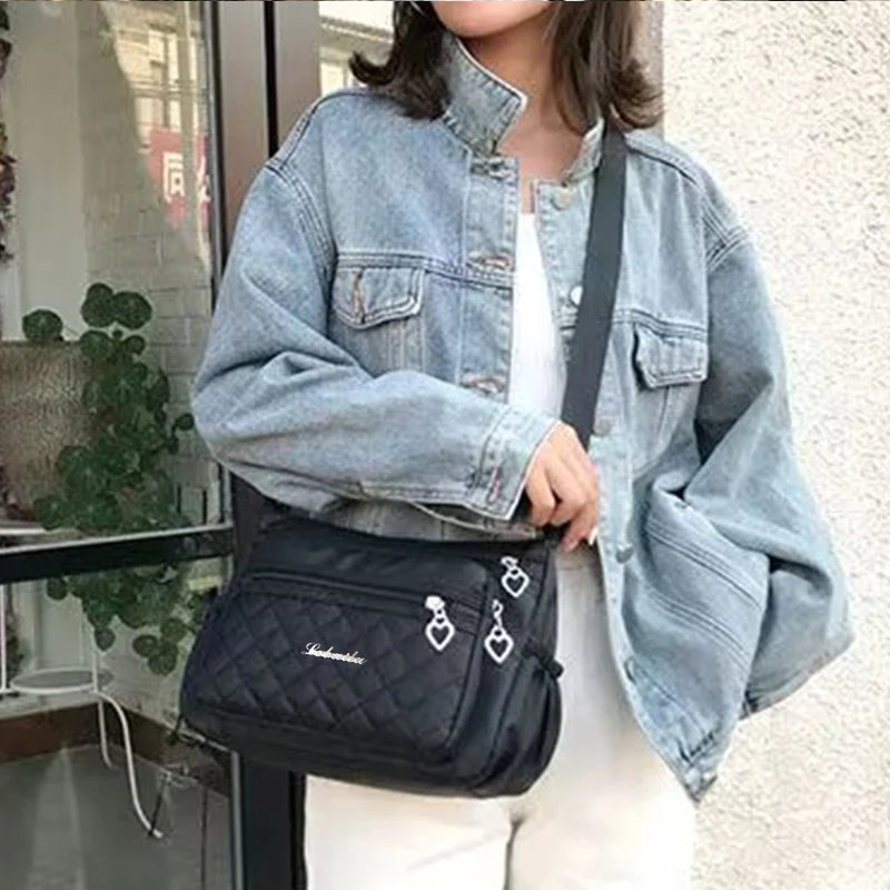 Trendige gesteppte Umhängetasche für Damen mit Herzdetails für den täglichen Gebrauch, Ausflüge am Pendel, stilvolle, leichte, lässige Ba mit mehreren Taschen – Detail 9
