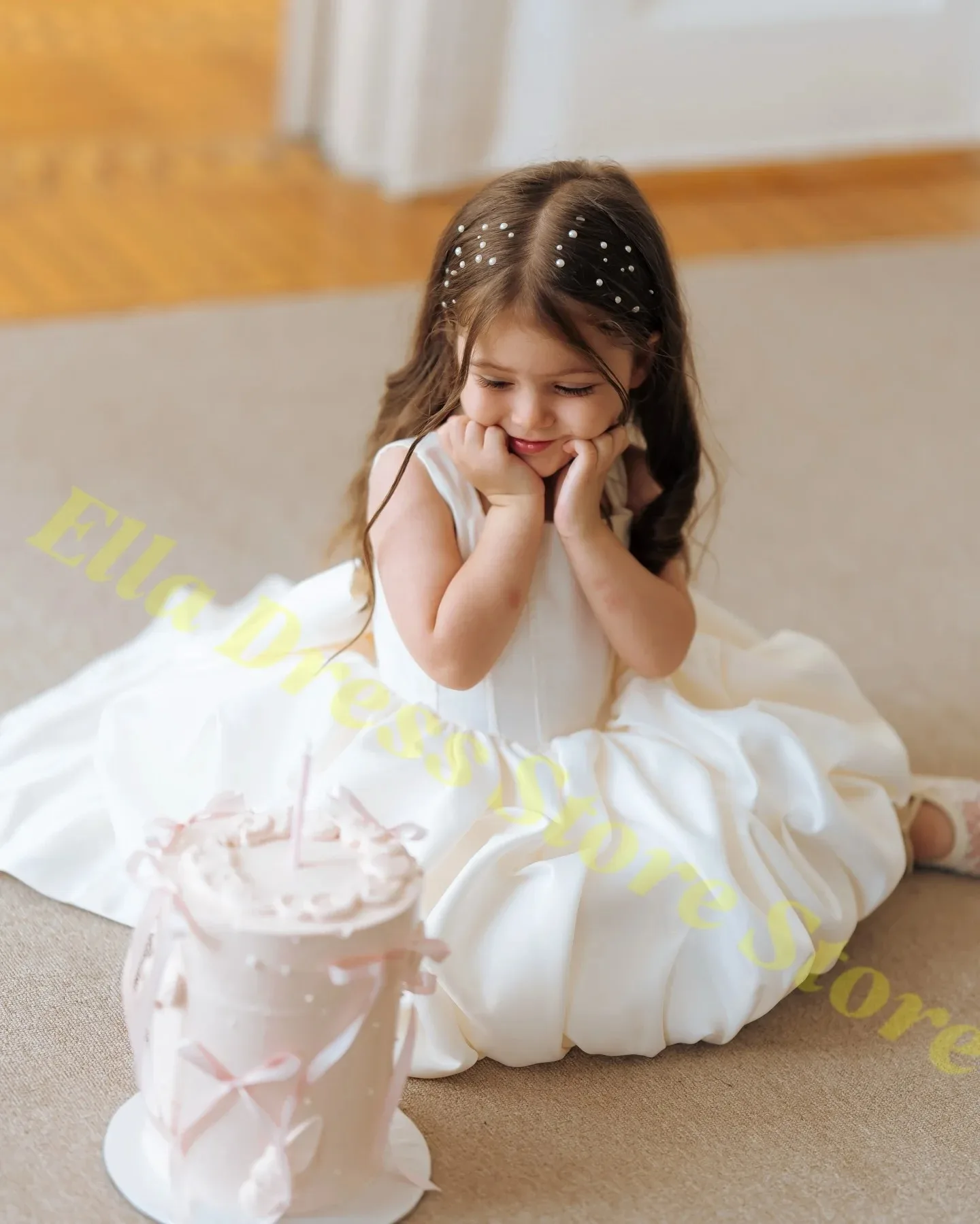 Maßgeschneidertes weißes Blumenmädchenkleid für Kinder, flauschiges Bloomer-Kleid aus weißer Seide, christliches Hochzeitskleid, Taufkleid, Großhandel – Detail 1