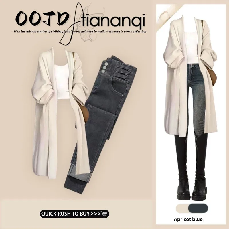 

Комплект из трех предметов: свободное длинное пальто, джинсы с высокой талией и утягивающим эффектом, футболка. Удобный и модный женский ансамбль.