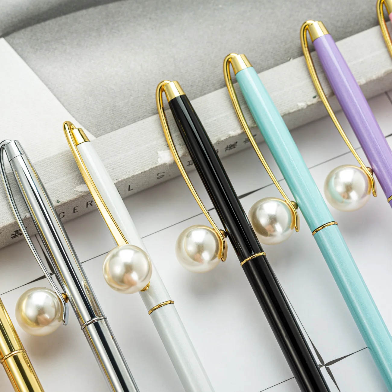 30PCS Manufacturer's stock of new pearl metal ballpoint pens, small and fresh gift pens