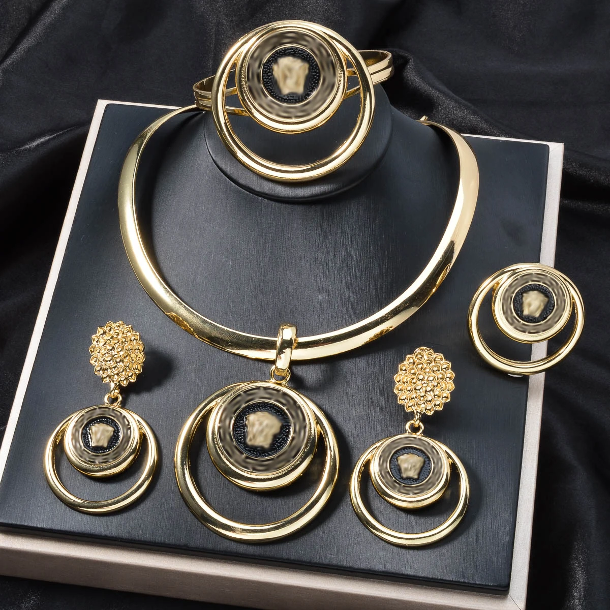 4pcs New Women's Jewelry Set Exaggerated Lion Portrait Shining Flower Large Round Pendant Necklace Party and Banquet Wearing view 6