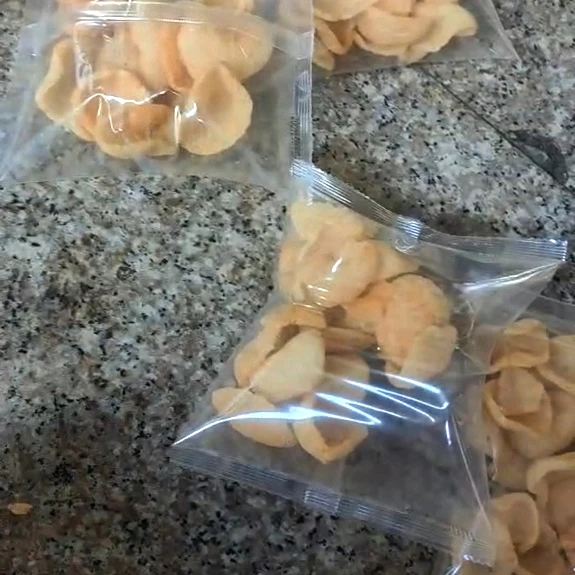 Automatic Chips Nitrogen Vertical Cookies Macaroni Puffed Food Packaging Machine Banana Chips Packaging Machinery for Snack