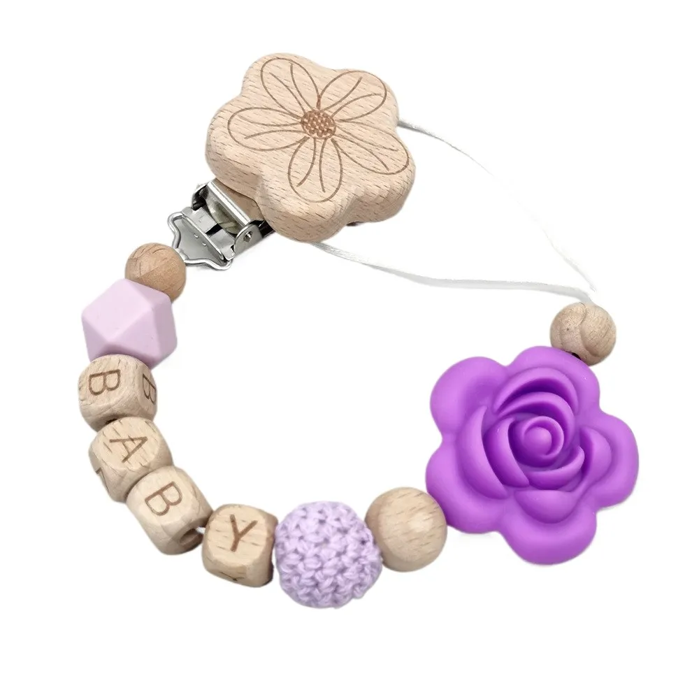 

Цепочка для детской соски с индивидуальным именем и цветком, деревянный зажим и силиконовая бусина, вязаные крючком и бусины с алфавитом, ремешок для пустышки с защитой от потери