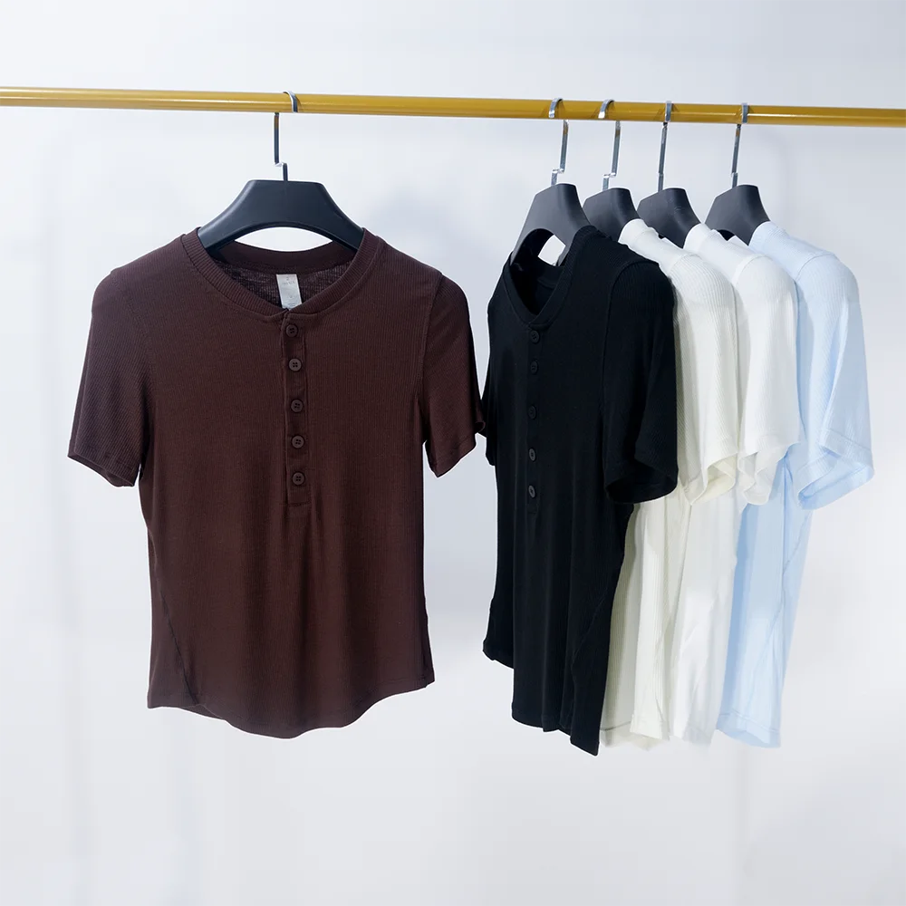 LULU FLORA Henry-Kragen-T-Shirt mit gebogenem Saum, kurzärmelig, kurz geschnitten, schlankmachendes Oberteil für Yoga-Workout