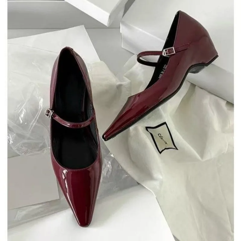 Rückansicht eines eleganten Damenschuhs im Mary Jane Stil mit Keilabsatz und spitzer Zehenpartie, Modell 5413
